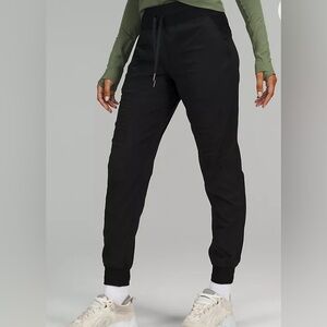 NEW WITH TAGS Lululemon Dance Studio Mid-Rise Jogger.